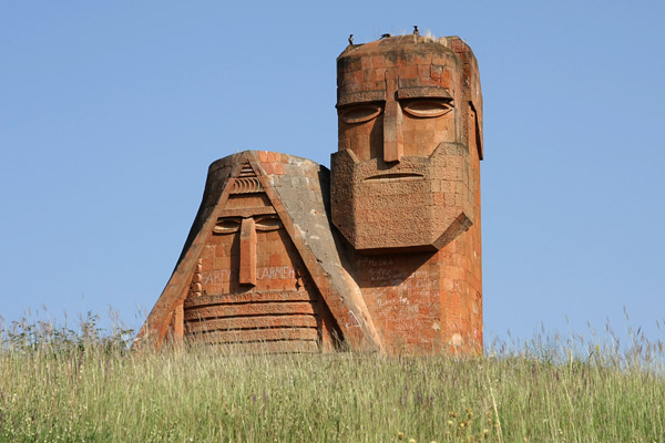 Tatik u Papik statue