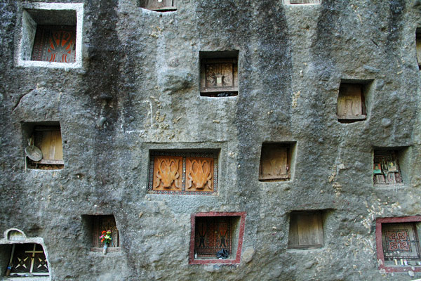 Tana Toraja Graves