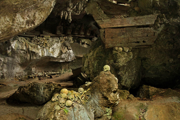 Tana Toraja Graves