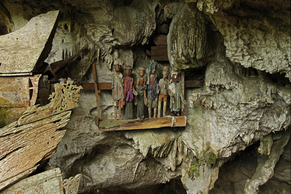 Tana Toraja Graves