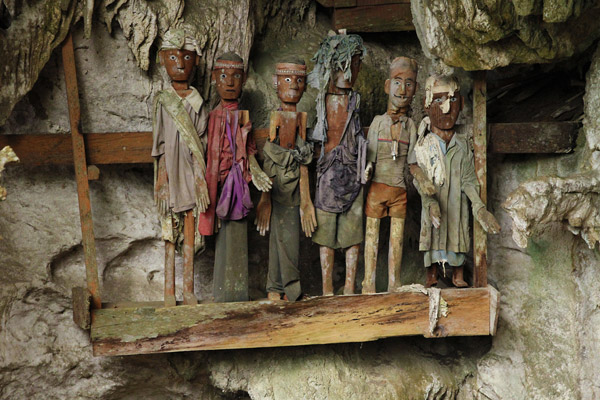 Tana Toraja Graves