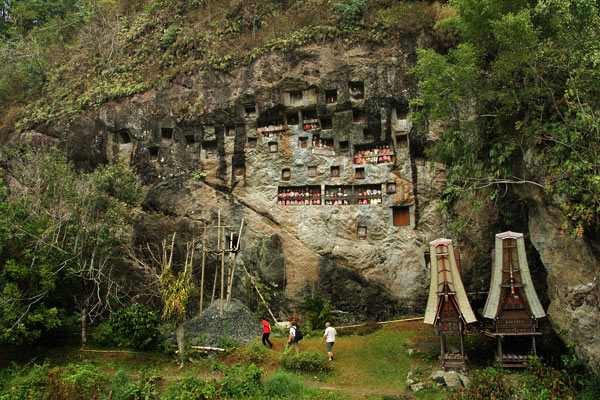 Tana Toraja Graves
