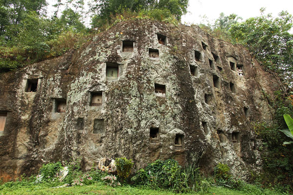 Tana Toraja Graves